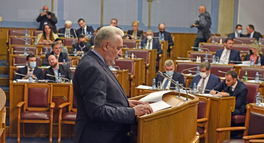 Rrezohet qeveria e Malit te Zi, votohet pro mocionit te mosbesimit ndaj Krivokapic